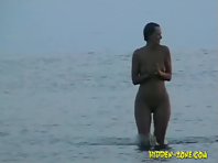 Nu1027# Naked girl leaves the sea after a swimming