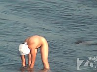 Nu1421# Sea, sun and naked woman. What could be better? Thank nude beach voyeur cam for this wonde